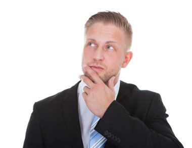 derin düşüncelere dalmış ayakta işadamı