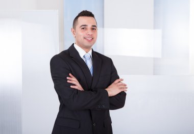 yakışıklı işadamı duran kolları geçti