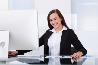 iş kadını ofiste bilgisayar kullanma