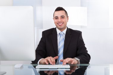 bilgisayar kullanma office iş adamı