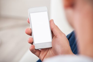 boş ekran bir smartphone üzerinde omuz görünümü üzerinde
