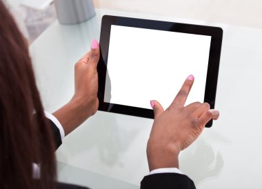 Dijital tablet masada tutarak işkadını'nın elleri