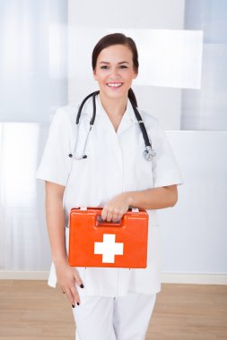mutlu kadın doktor ilk yardım kutusu holding