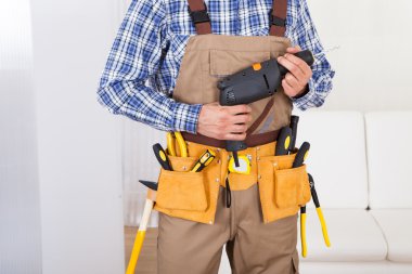 ev alet kemeri takan adam