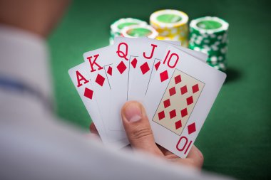 kazanan el poker oynayan adam