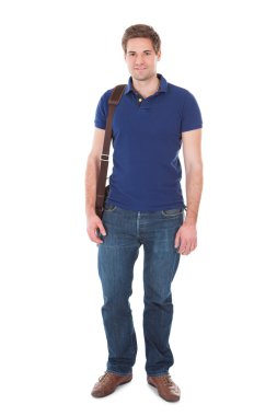 Kendine güvenen erkek öğrenci taşıma çantası