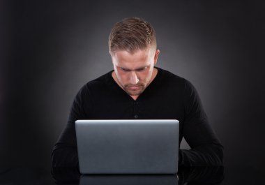 adam ya da bir dizüstü bilgisayarda çalışma gece hacker