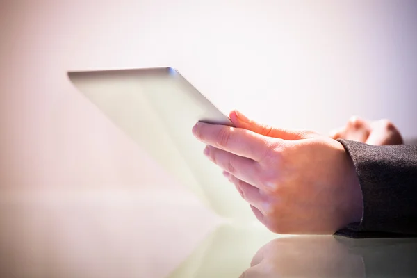Businesswoman Holding Digital Tablet At Desk — Stock Photo, Image