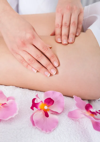 Mulher recebendo massagem na coxa — Fotografia de Stock