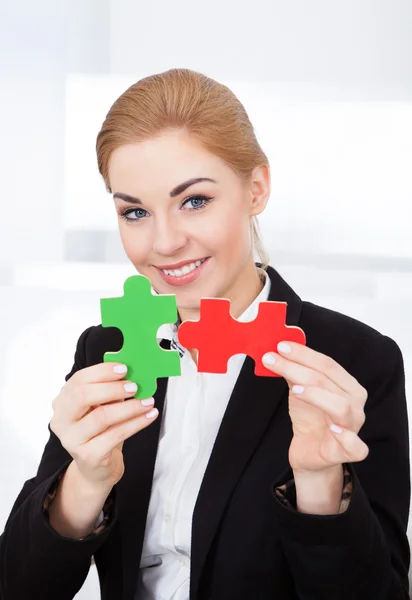 Businesswoman Holding puzzle — Foto Stock