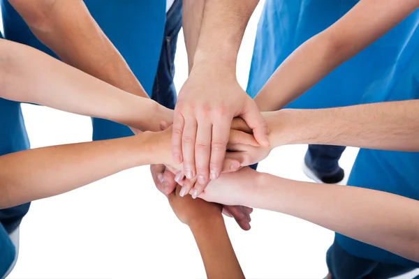 Gruppe von Reinigungskräften beim Händestapeln — Stockfoto