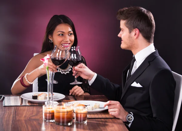 Un par de copas de vino tostadas en la mesa del restaurante —  Fotos de Stock