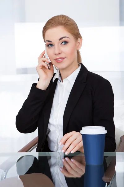 Mulher de negócios falando celular — Fotografia de Stock