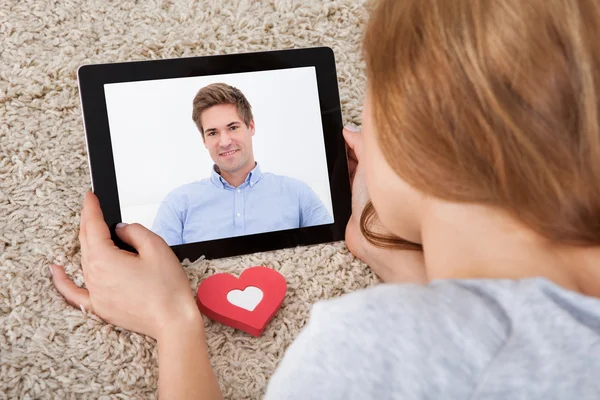 Vrouw videochat op digitale Tablet PC — Stockfoto