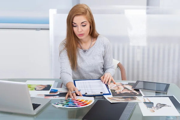 Junge Frau wählt Farbe — Stockfoto