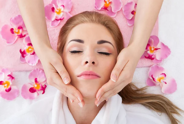 Young Woman Getting Massage — Stock Photo, Image