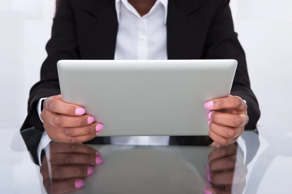 Zakenvrouw met behulp van digitale Tablet PC aan balie — Stockfoto