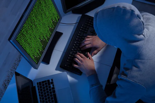 Hacker In Hooded Jacket Using Computer At Table — Stock Photo, Image