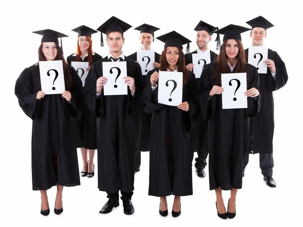 Pós-graduandos segurando sinais de perguntas — Fotografia de Stock
