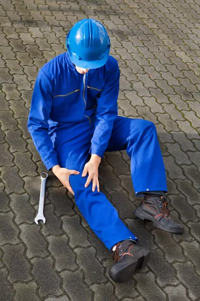 Técnico sofrendo de dor no joelho na rua — Fotografia de Stock