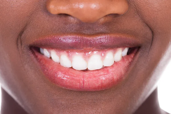 Imagem recortada de uma jovem mulher sorrindo — Fotografia de Stock