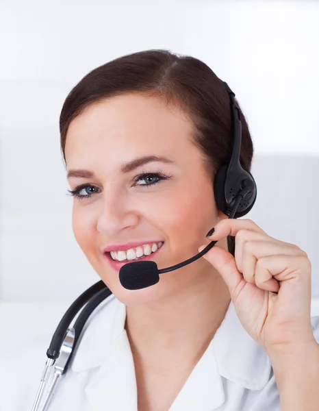 Fiducioso medico femminile che indossa auricolare — Foto Stock