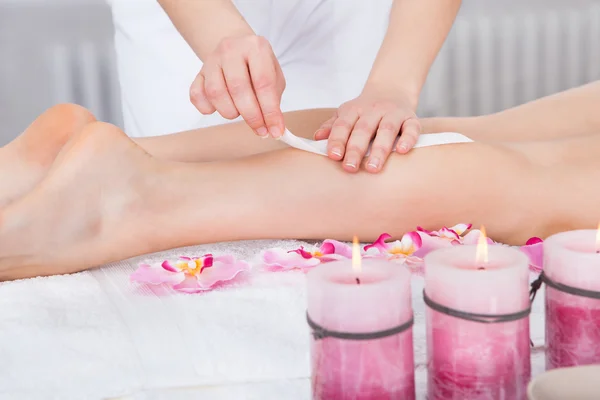 Vrouw krijgen dij massage — Stockfoto