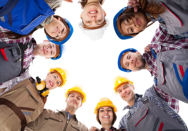 Trabajadores de la construcción en círculo — Foto de Stock