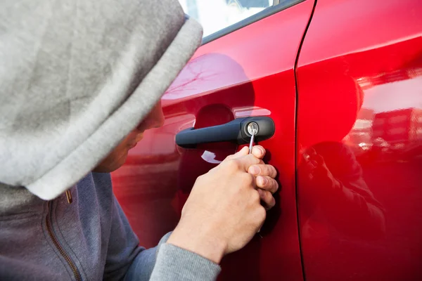 泥棒が車のドアを開けるのクローズ アップ — ストック写真
