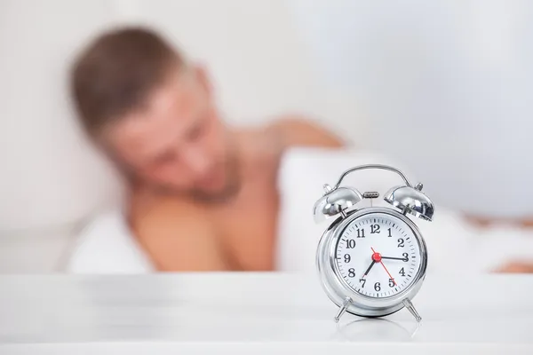 Alarm klok ongeveer te bellen in de ochtend — Stockfoto