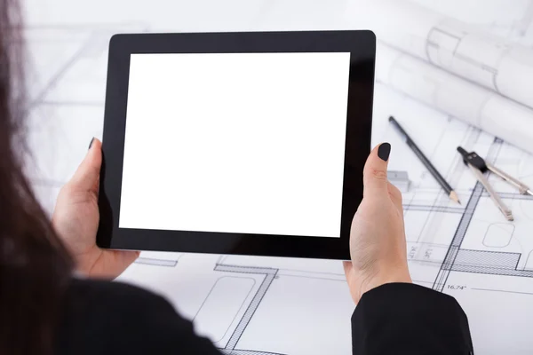Architect met digitale tablet en blauwdruk — Stockfoto