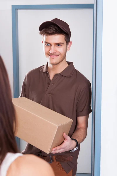 Homem de entrega dando Courier para a mulher — Fotografia de Stock