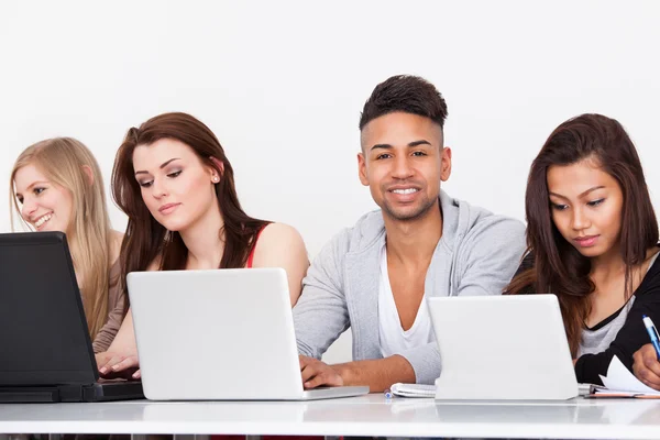 Selbstbewusster College-Student im Computerkurs — Stockfoto