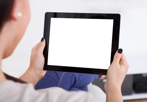 Jonge vrouw die thuis tablet gebruikt — Stockfoto