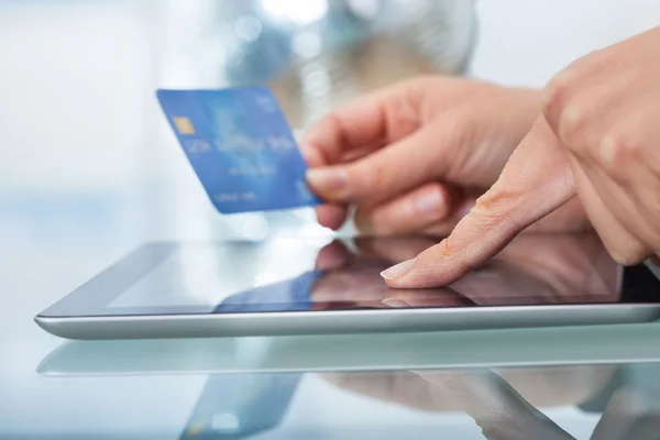 Donna con carta di credito shopping online — Foto Stock