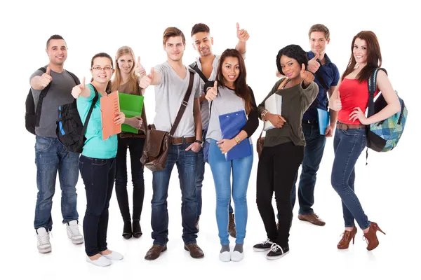 Selbstbewusste Universitätsstudenten gehen über weißen Hintergrund — Stockfoto