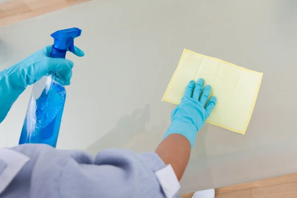 Hizmetçi temizlik cam masa — Stok fotoğraf