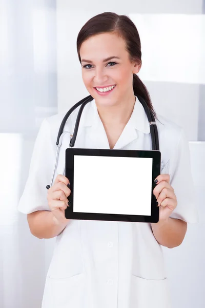 Doktor gösteren boş dijital tablet — Stok fotoğraf