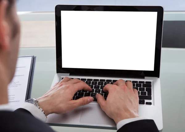 Imagen recortada del hombre de negocios usando el ordenador portátil en el escritorio — Foto de Stock