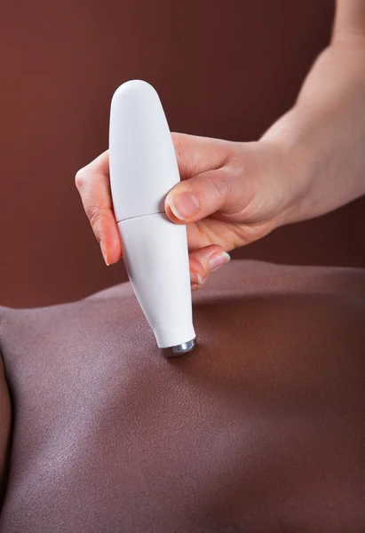 Kvinna genomgår microdermabrasion behandling på spa — Stockfoto