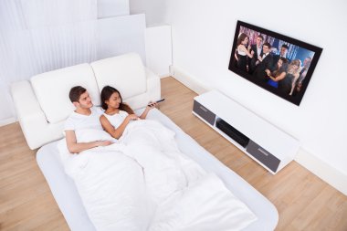 evde yatakta TV izlerken kaç