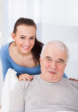 Komuta sizde ile mutlu caregiver portresi