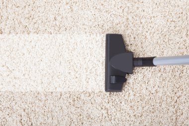 evde halı üzerinde elektrikli süpürge