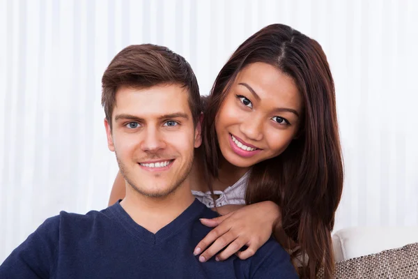 Sorrindo jovem casal em casa — Fotografia de Stock