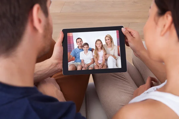 Junges Paar nutzt gemeinsam digitales Tablet — Stockfoto