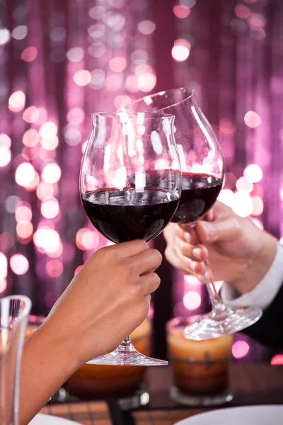 Casal torrefação de vinhos no restaurante — Fotografia de Stock
