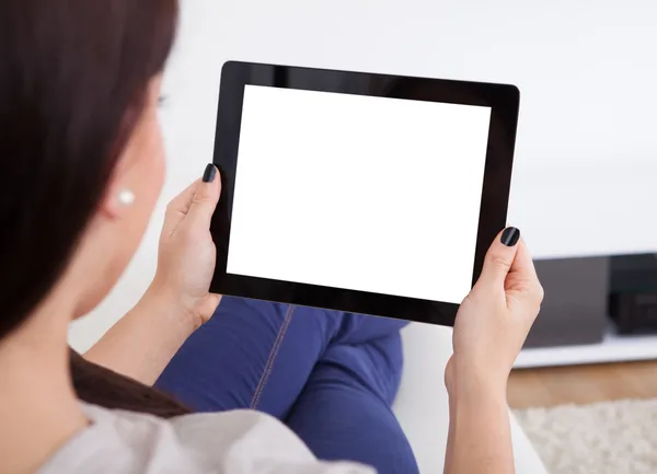 Jovem mulher usando tablet em casa — Fotografia de Stock