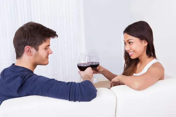 Pareja Amorosa Brindis Wineglasses En Sofá —  Fotos de Stock