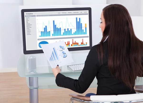 Geschäftsfrau analysiert Charts — Stockfoto