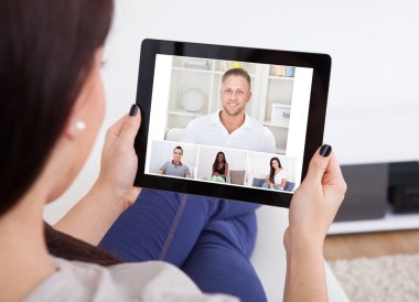 genç kadın tablet kayıt için kullanma